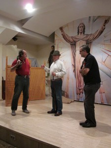 Ensayo de "Los aparecidos", a la derecha Pascual