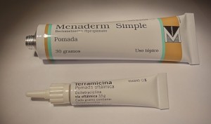 Pomada de piel y pomada de ojos Tamaño habitual de la pomada de piel (arriba) y la de ojos (abajo)