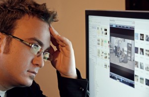 El CVS puede producir fatiga visual, visión fluctuante y dolores de cabeza El CVS puede producir fatiga visual, visión fluctuante y dolores de cabeza